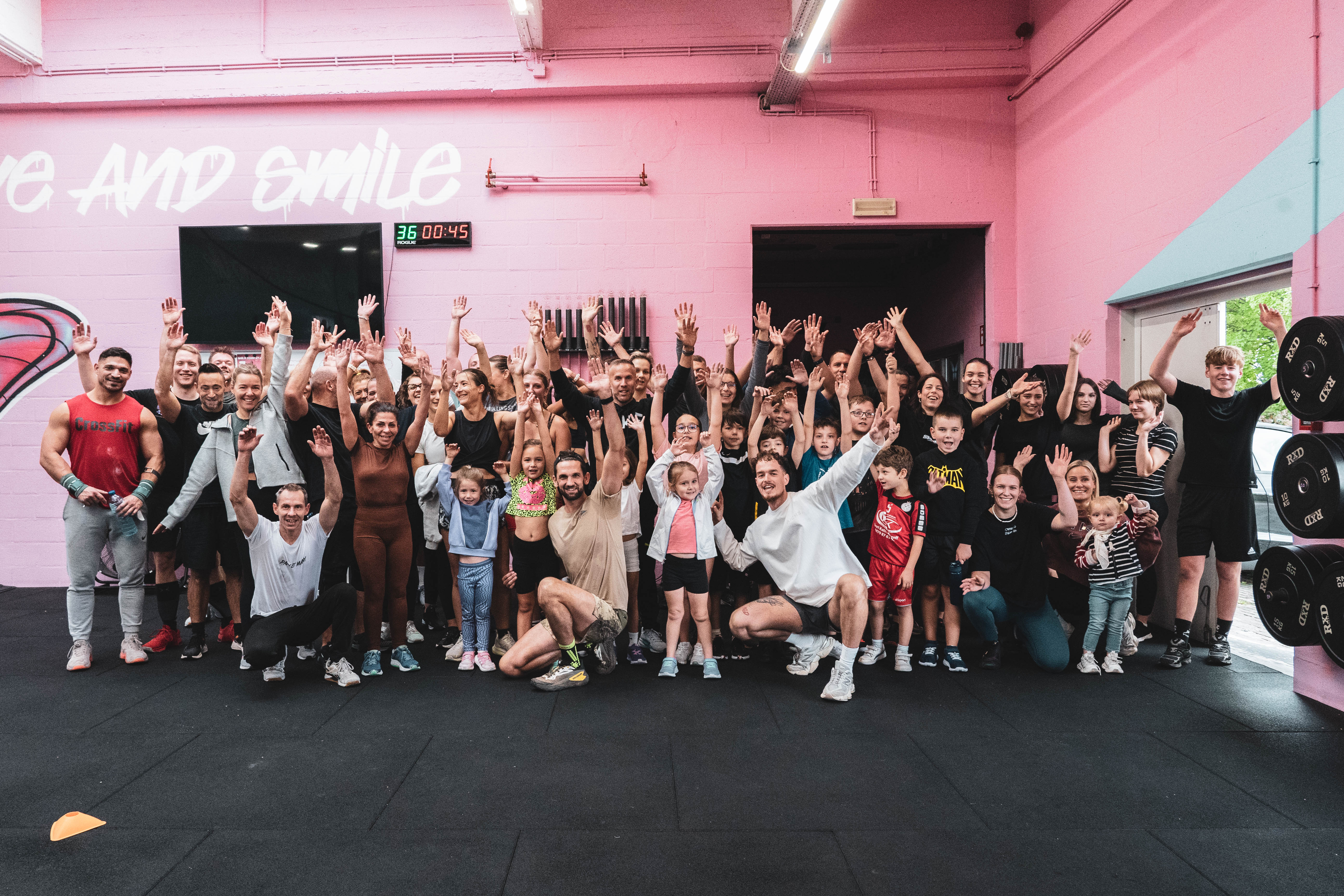 Membres de StandUp Crossfit réunis, bras levés